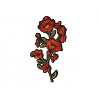 applicatie geborduurde rode bloemen op tak