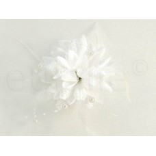 bloem corsage met parels en veertjes wit