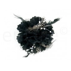 bloem corsage met witte parels en veertjes zwart