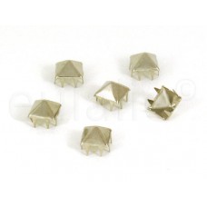 studs pyramide zilver 10 mm (15 stuks)